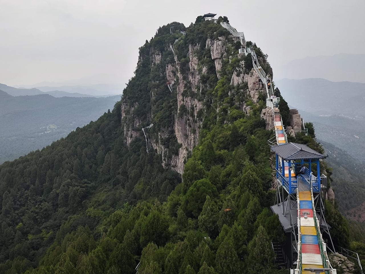 济南灵岩大佛山的风景真是不错。灵岩大佛山又称刀片山，地处泰山西麓长清万德，兼