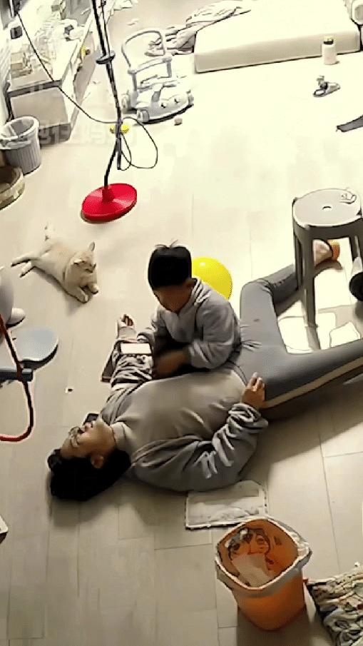 “上人民日报了！”山东，5岁男孩和妈妈独自在家，妈妈倒水时突然发病，后仰倒在地上