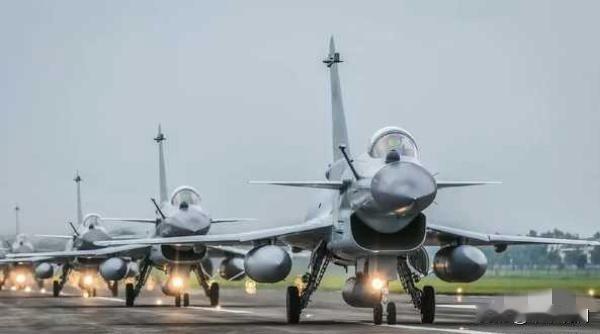 印度人推崇阵风的原因，可能是比印度的苏30强。印度在采购阵风之前肯定用苏30做过