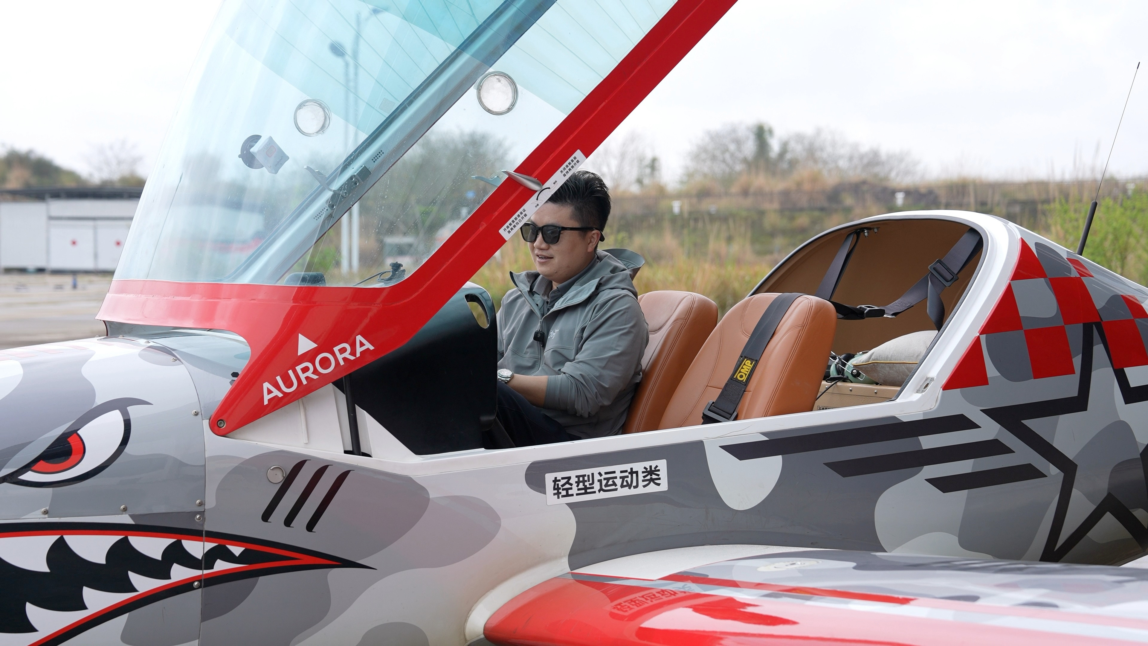 大家觉得我去学一个飞机驾照如何？我上机的第一天就可以在空中控制飞行了，起飞和降