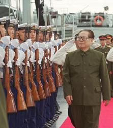 那个瞬间，关乎一艘潜艇，更关乎一个国家的坚持。1990年，长者根据刘华清将军