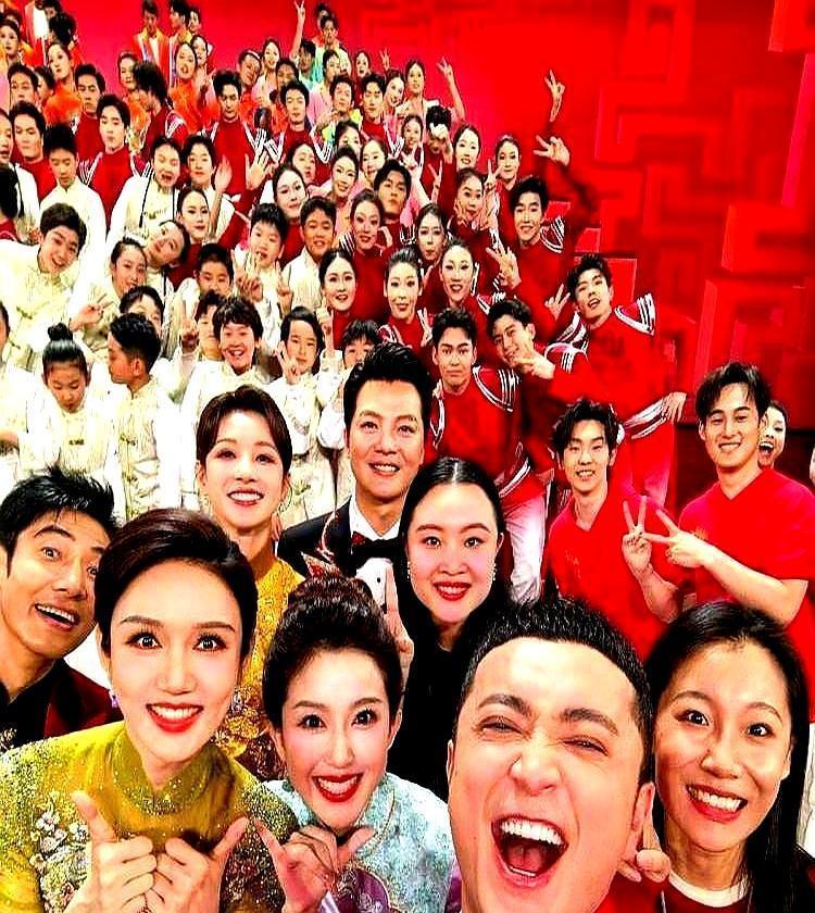 直播结束，她一把抱住尼格买提，眼泪决堤。你只见过她在镜头前笑，没见过她耳机摘下