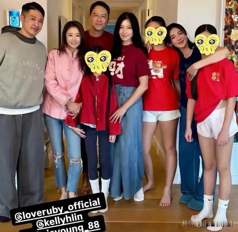 林心如母女参加新年聚会，9岁小海豚罕见出镜，照片中的小海豚手长腿长，手腕还低于三