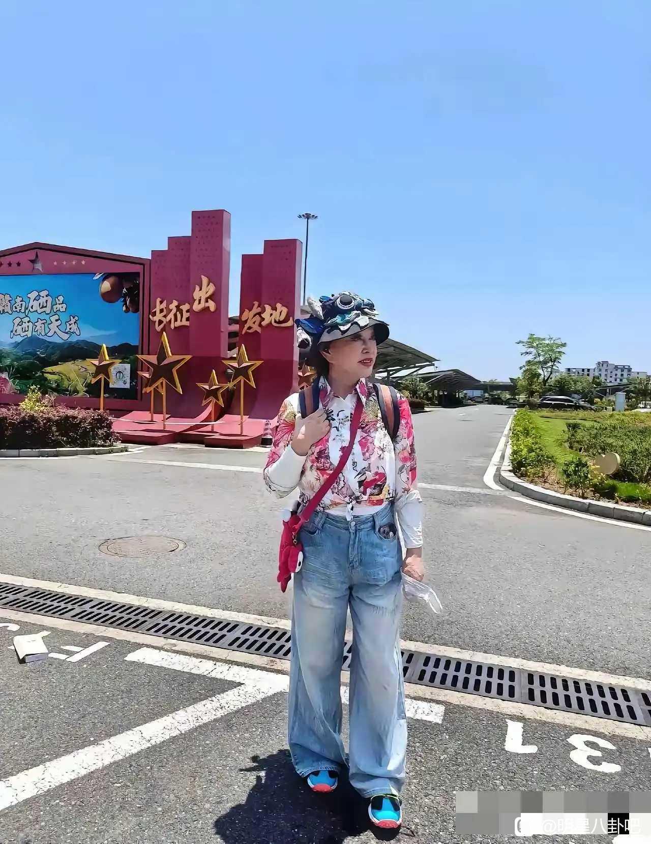 看到70多岁的刘晓庆在赣州穿了条拖地牛仔裤，裤腿长得盖住鞋面，走路都费劲。都这个