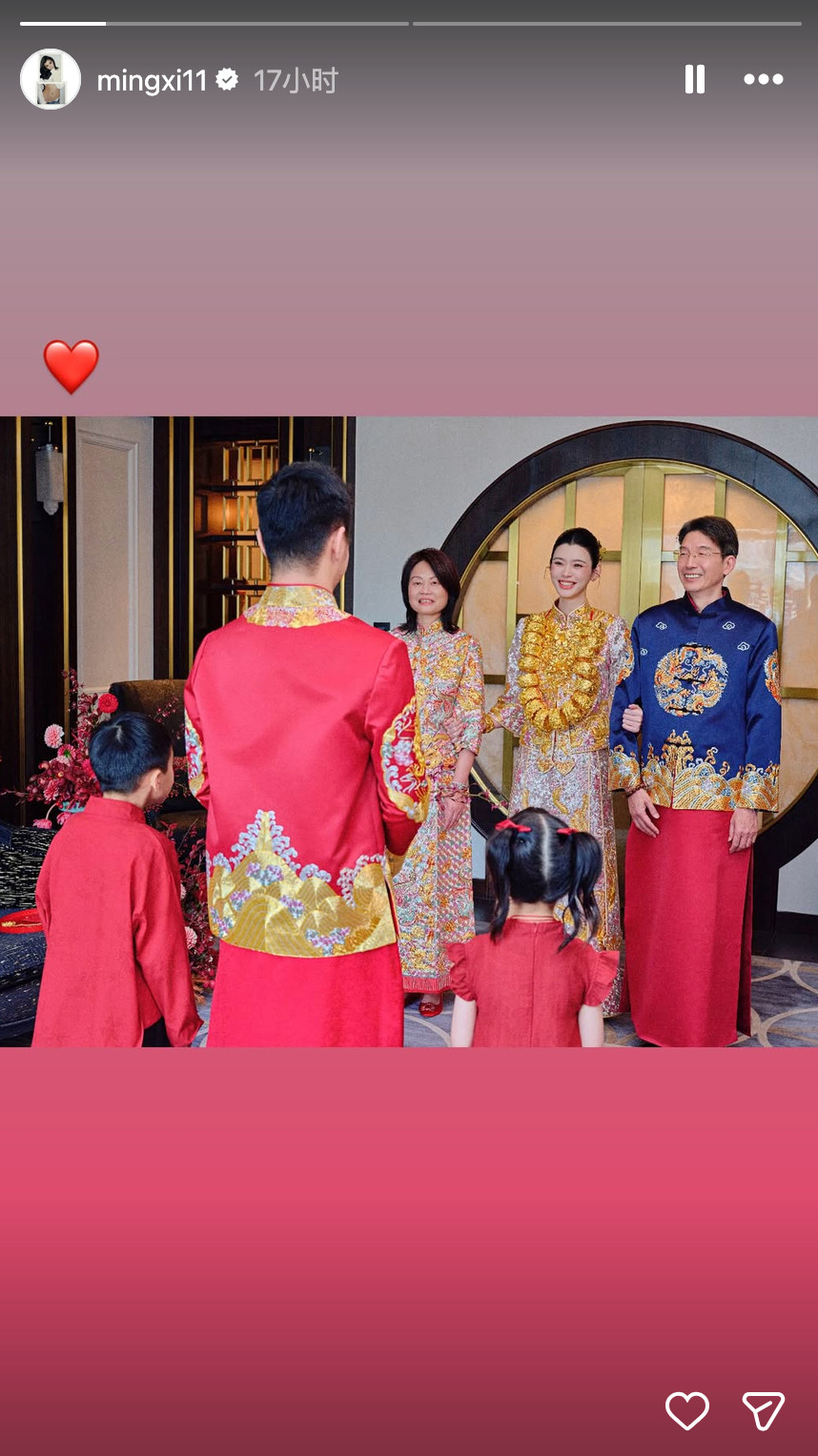奚梦瑶晒婆婆赠送的婚嫁敬茶礼奚梦瑶晒婆婆赠送的婚嫁敬茶礼，中式婚服曝光，漂亮！