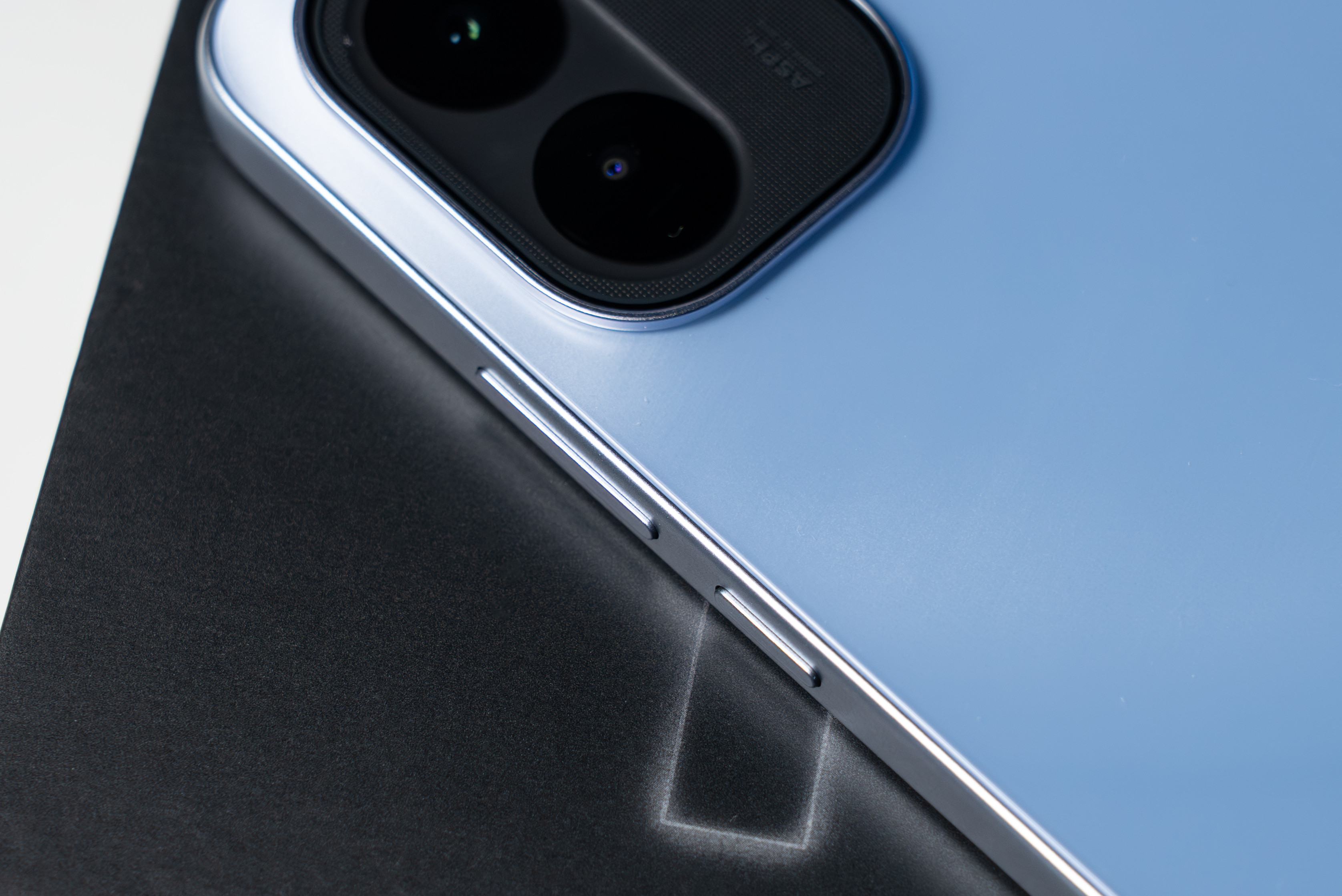 我们拿到了iQOO最新发布的iQOOZ11这个配色叫沧浪浮光，有一种淡蓝