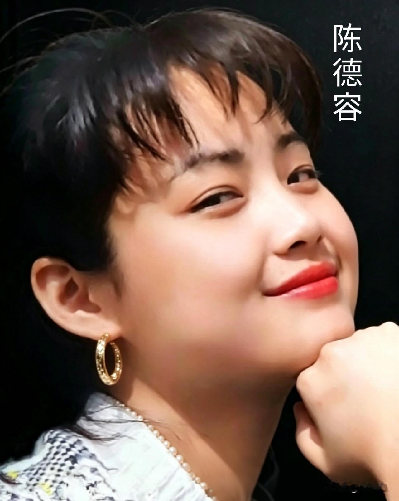 上个世纪影视荧屏上四大美女她们分别是：陈德容，向梅，张瑜，陈红。四人当中谁