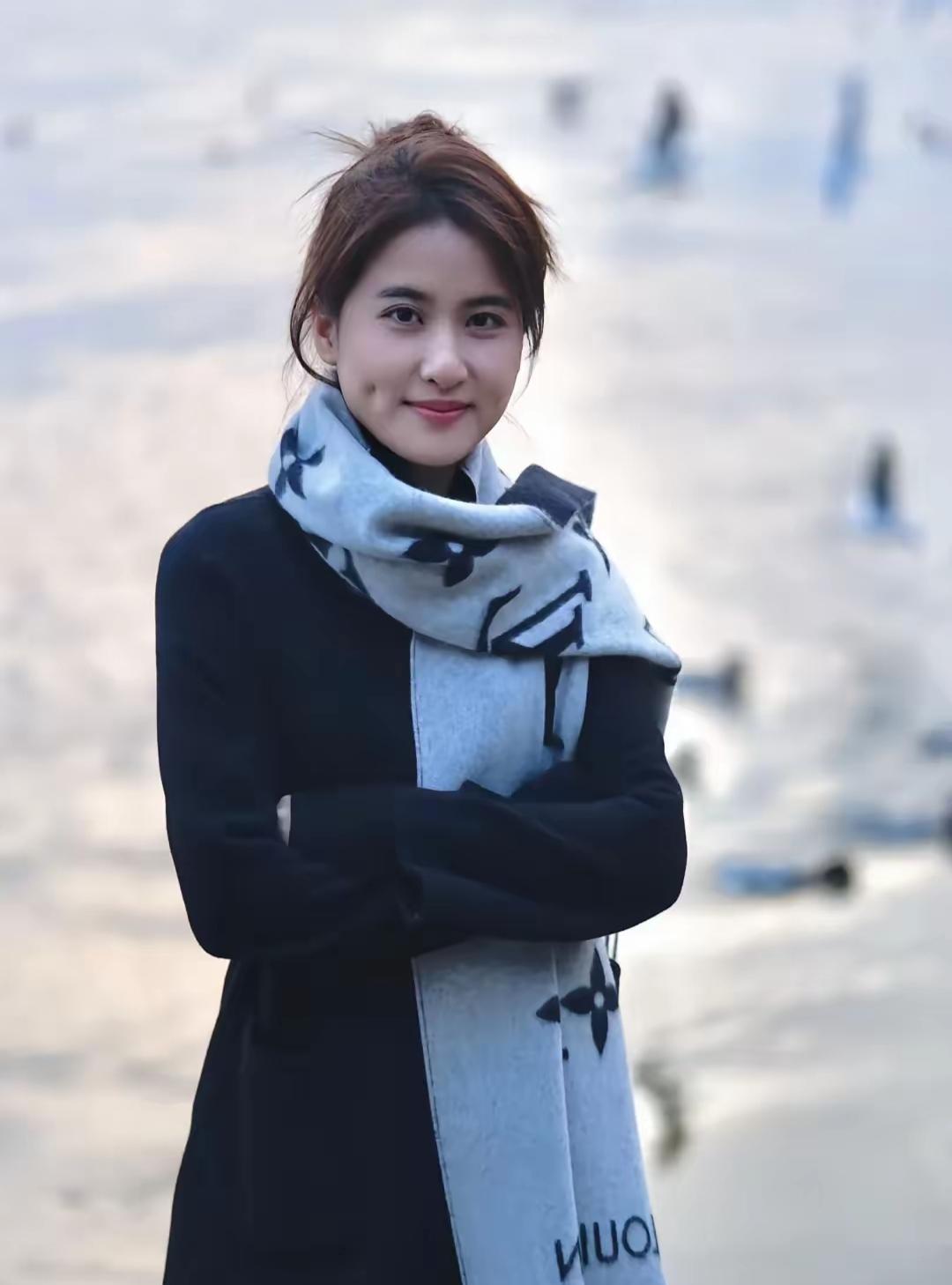 冬日海边漫步，温暖围巾相伴，微笑面对生活。