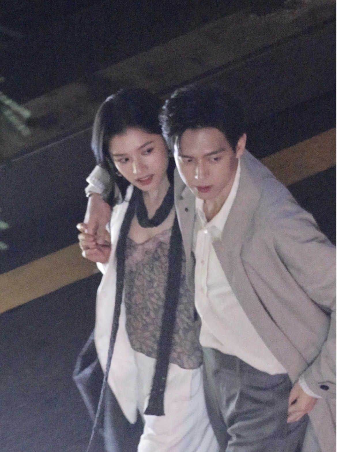 李现张婧仪揽肩仰笑李现张婧仪笑出神图蛙趣张婧仪真的好美我的天张婧仪李现也好帅