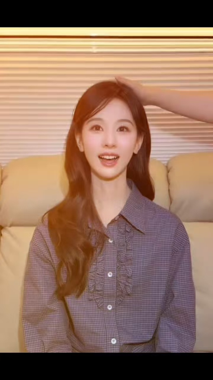 陈都灵世界最萌的兔子妹以前对陈都灵的印象：清冷知性大美女现在：世界最萌的兔子妹