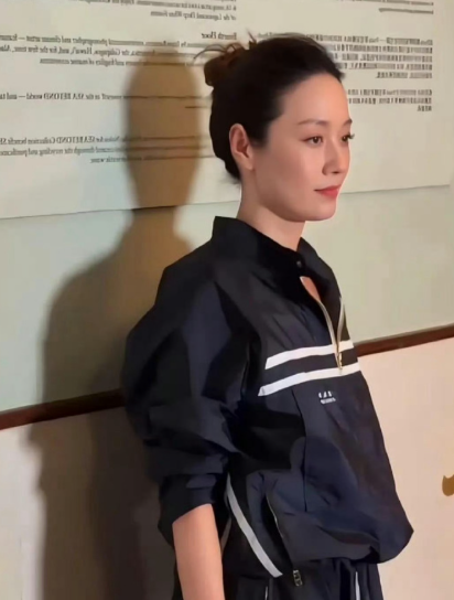 49岁的马伊琍还是太美了，留了长发更显年轻，颜值真的太能打了，文章会不会后悔了？