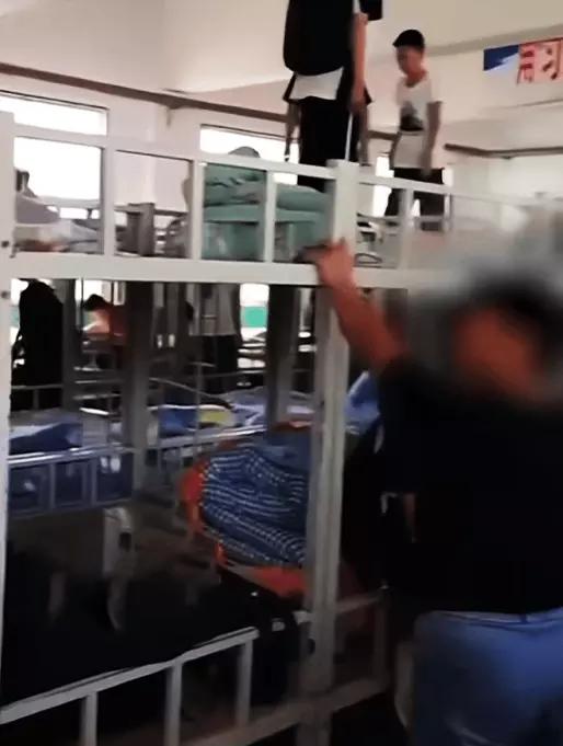 床挨床仅隔10厘米！高校宿舍“鸳鸯床”设计，是逼学生谈恋爱还是节省空间？河