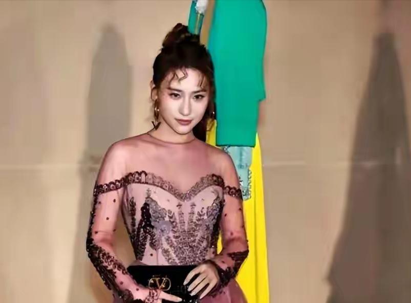 赌王最美千金疑似婚变，异地果然不能长久。赌王千金何超莲过生日，晒出了一波家庭庆
