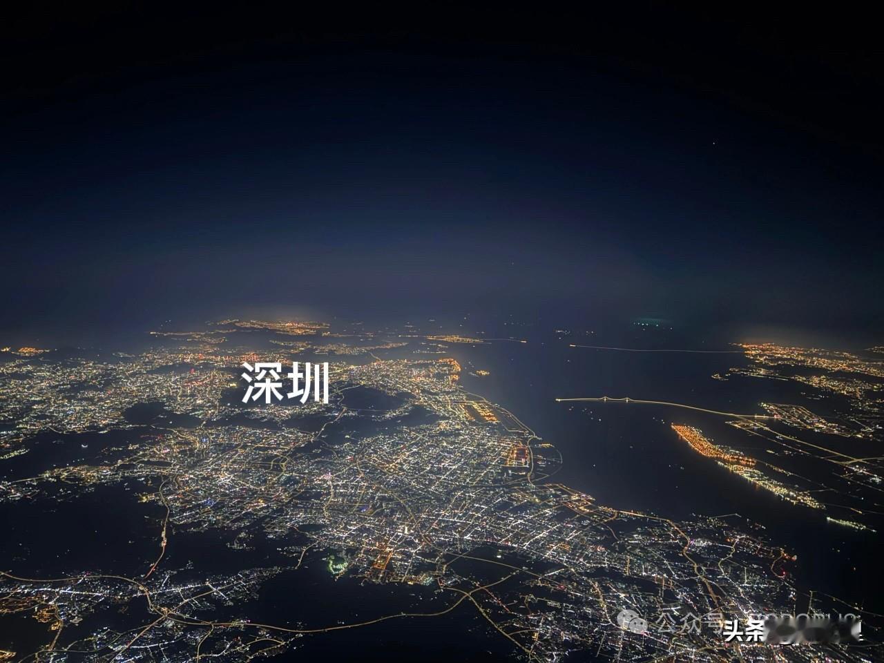绝对让人震惊！第一次从空中俯瞰如此壮观的区域。没错，这就是著名的大湾区夜景俯瞰图