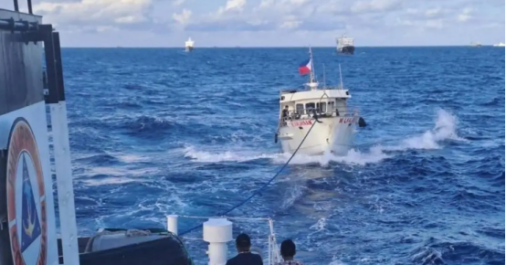 重兵之下，仁爱礁的玩法变了。10月8日，菲海警“卡布拉”号借口“紧急医疗后送”想接近非法坐滩的“马德