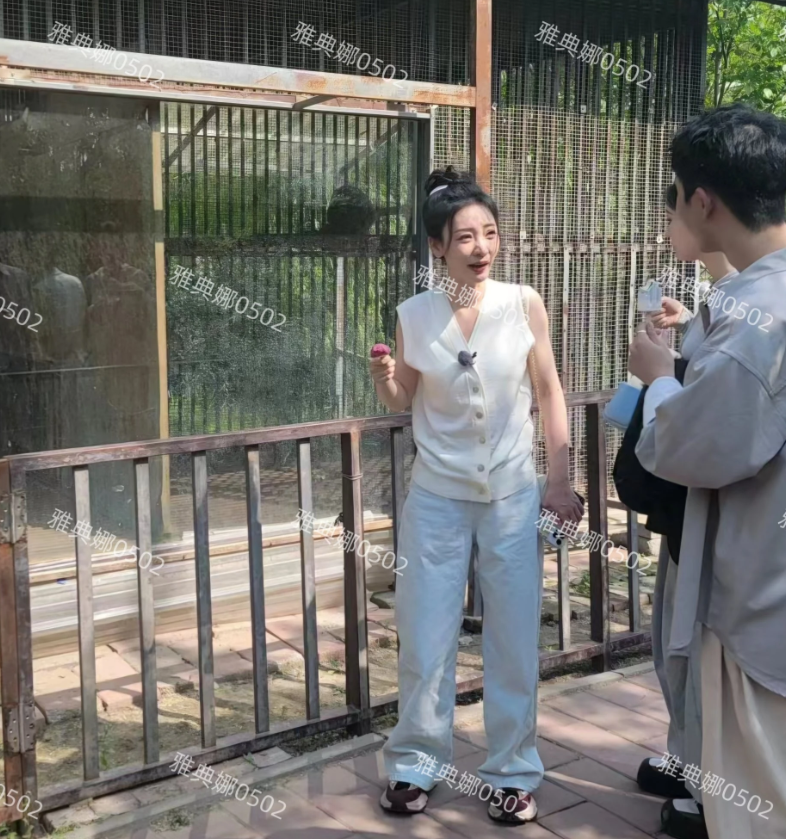 北京动物园偶遇女星柳岩，没想到她个子这么矮顶多1米6，身材比例55开，本人也不年