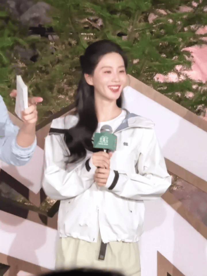 刘诗诗胡歌同框怎么会这么美啊，又是被诗诗美貌惊艳的一天。胡歌拍戏和活动判若两人，