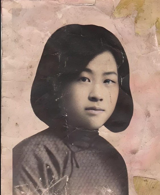 1938年3月19日，女地下党金凤英坐火车去哈尔滨，被4个特务跟踪。到站后，她不