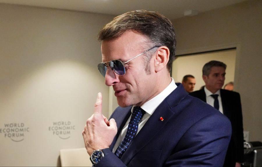 笑不活了！马克龙为吸外资拉中美垫背，被怼得连短信都藏不住。马克龙这波操作，说