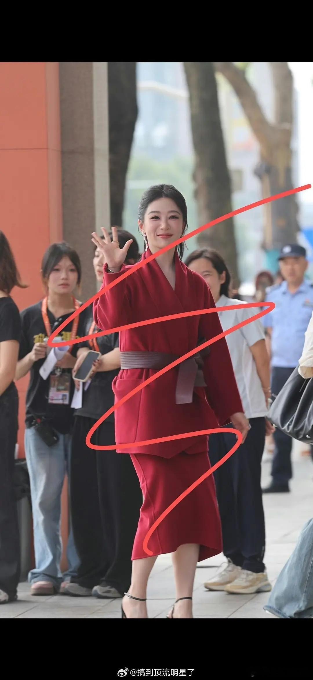杨紫生图和模特图对比，好像个红色塑料桶啊​​​