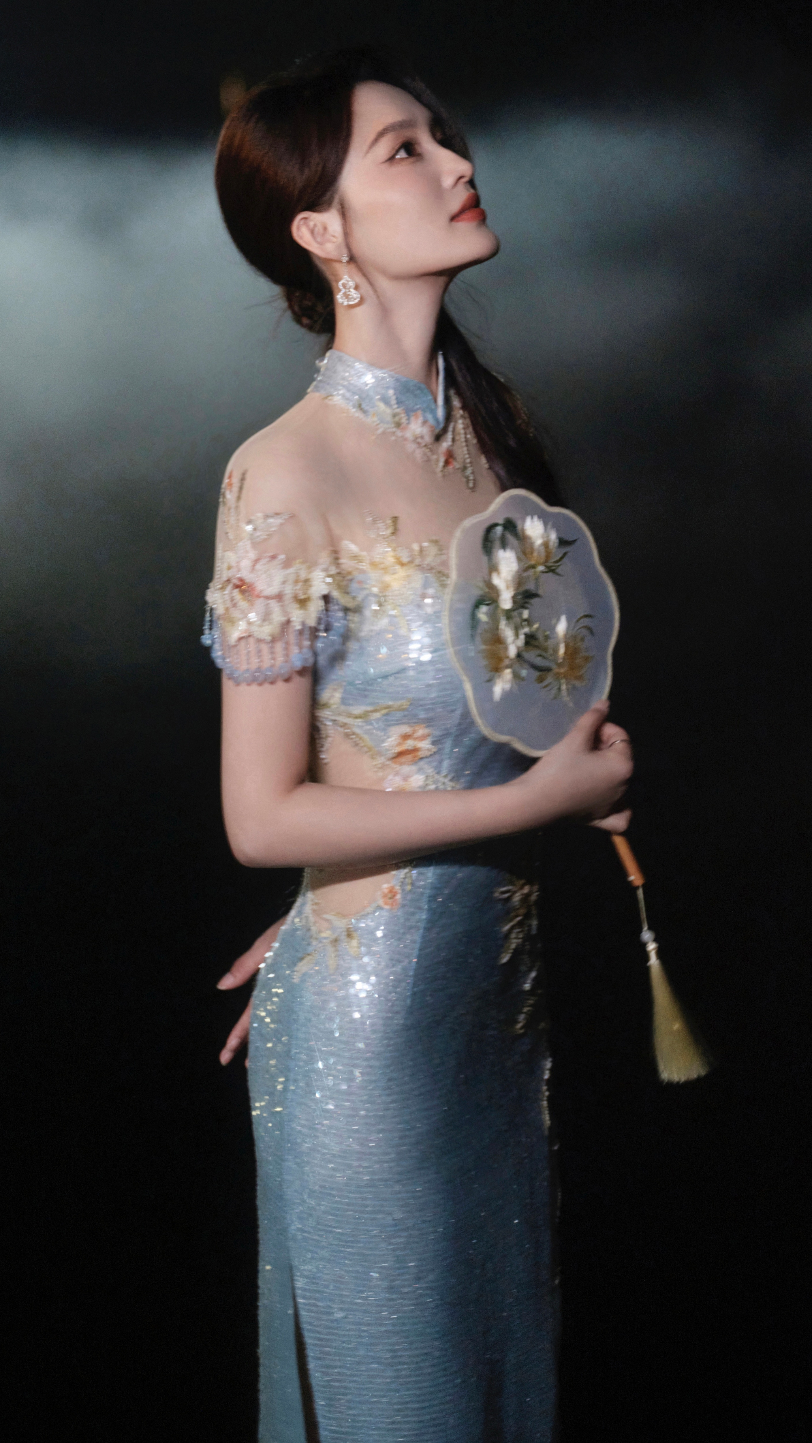 李沁墨镜浴袍造型旗袍美人李沁祝大家小年快乐