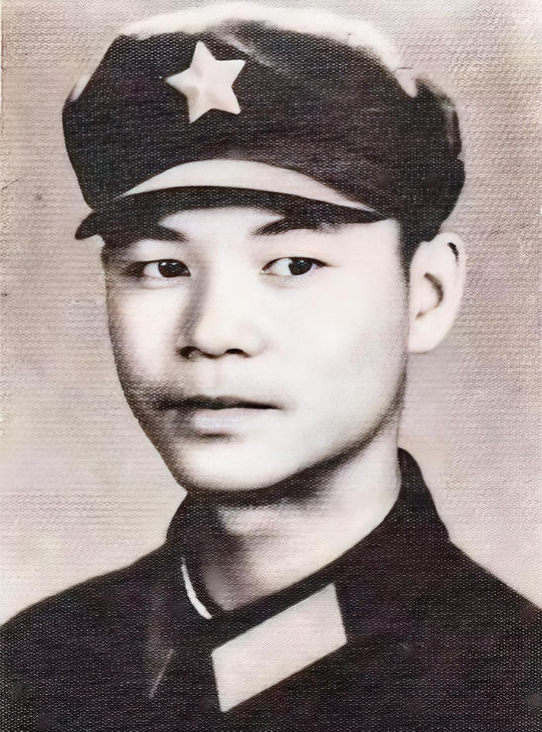 麻栗坡烈士陵园第三排四十七号墓，碑上刻着“蒋勇明”，1960年生，1981年5月