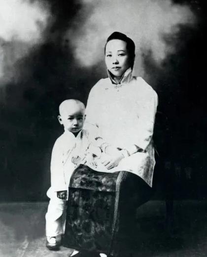 1904年，杭州富商之女，嫁给了个穷书生，陪嫁豪宅及白银！世人皆笑她“倒贴”，2