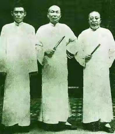 杜月笙临死烧借条1951年，青帮大亨杜月笙逃到香港，由于临时逃难，身边的财产