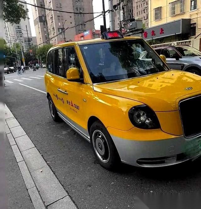 我真的要被上海打车这事儿给气笑了。你敢信吗?家里老人坐着轮椅,打不到车,最后没