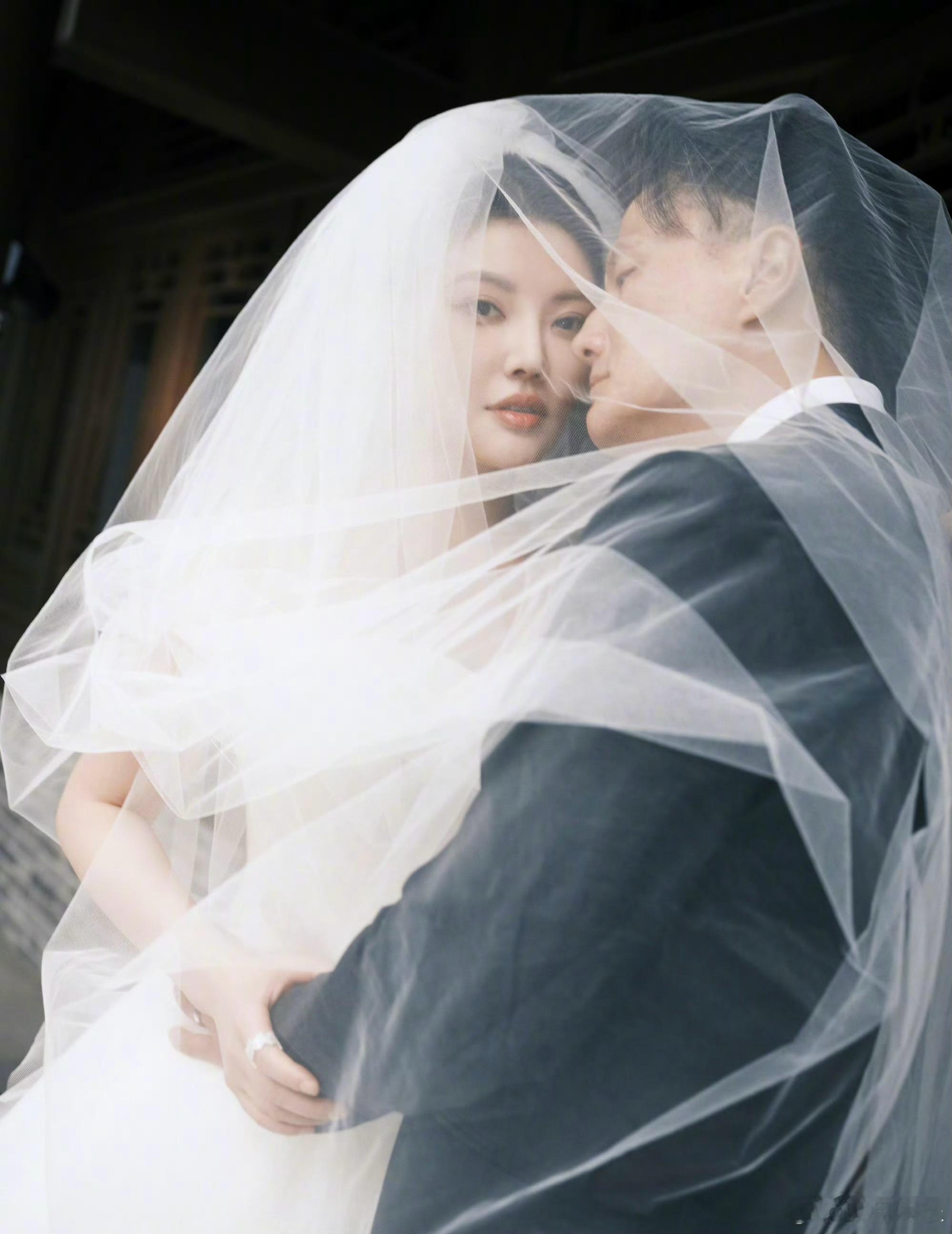 徐冬冬尹子维婚纱照来啦！两人将于明年2月26日在徐冬冬的故乡哈尔滨举办婚礼，可以