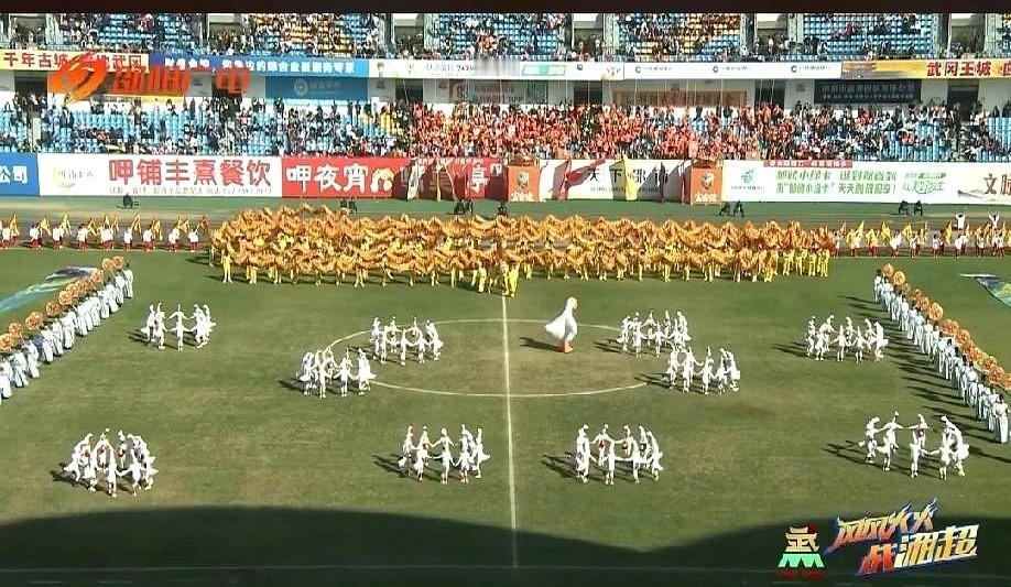 湖南湘超联赛上演了一场有意思的对决，邵阳白鹅队碰上了郴州临武鸭队。这名字一听就很