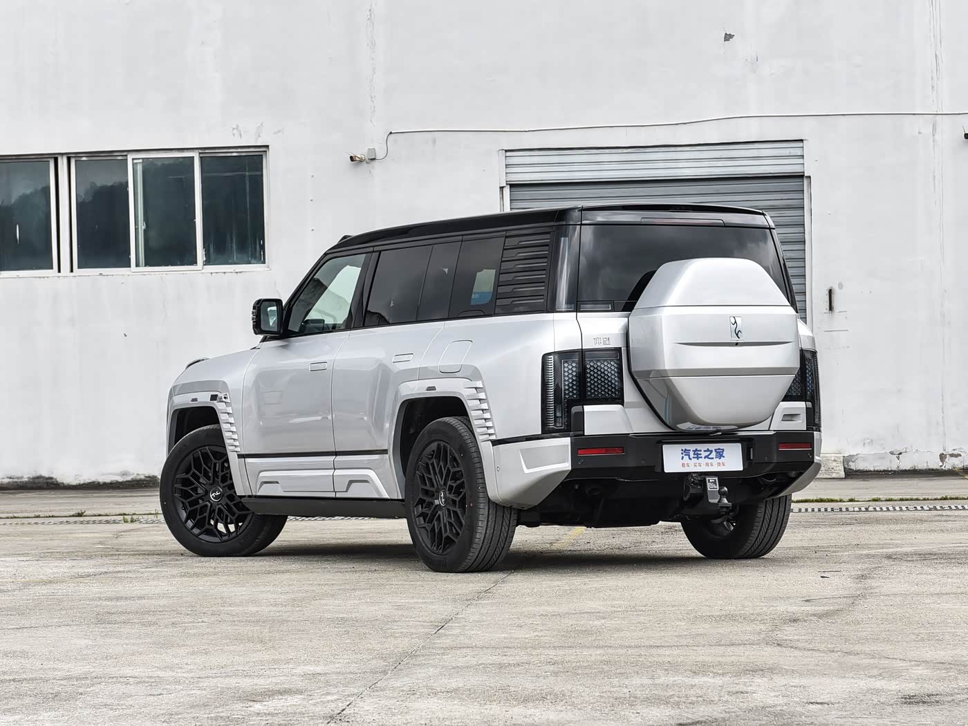 新车改款仰望U8，外观没啥变化，但是通过配色的调整，把很多难看的装饰给淡化了，