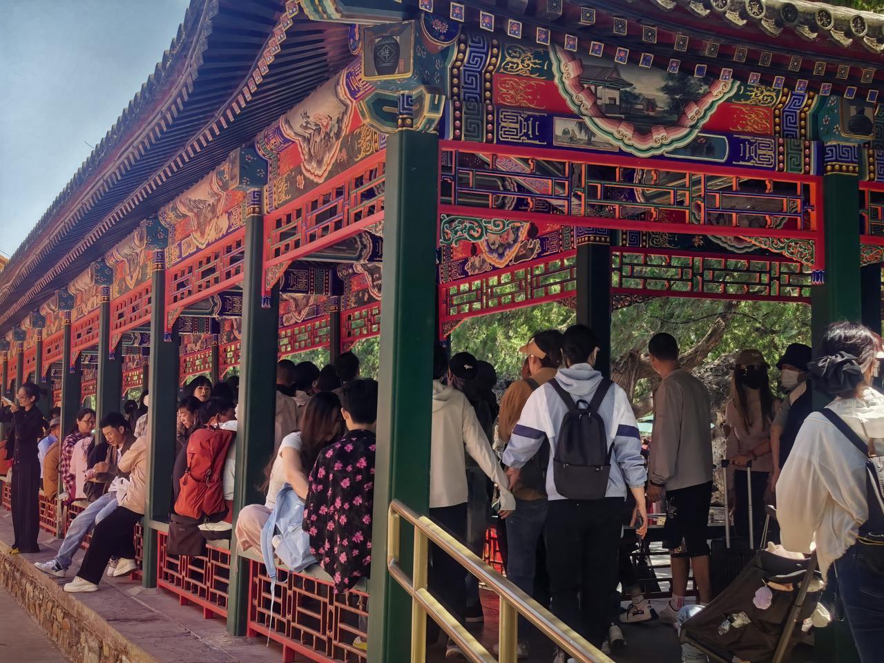 人山人海！北京颐和园里被人流推着走！五一假期的颐和园人是真的多，拥挤感和人流感的