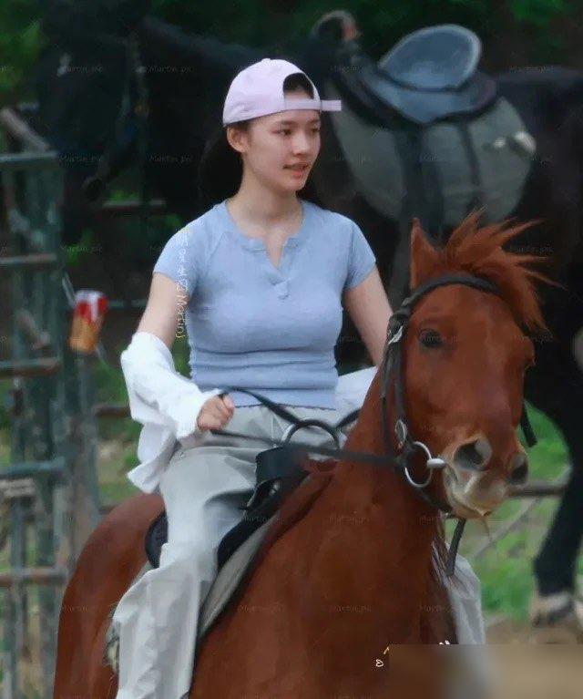 林允的素颜其实跟她化完妆之后相差不大，但是她的身材看起来已经不像少女了。事情