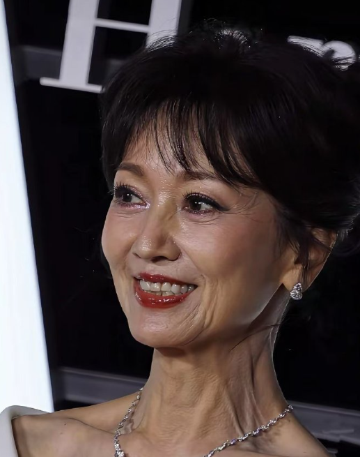 这才是真实的赵雅芝生图，脱离了精修，超绝的状态感，让人羡慕！​​​