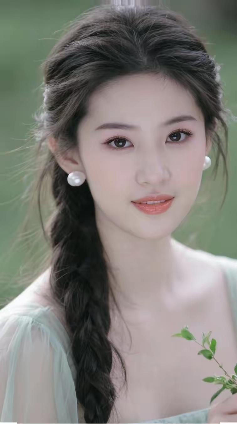 这么美丽的女子前无古人后无来者我就在想那个男人才能配得上她啊！[汗]