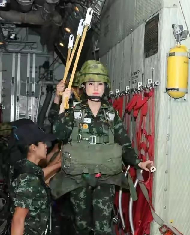 谁说诗妮娜不去苏提达？苏提达会开飞机，诗妮娜也会，苏提达的冰球、帆船运动比起诗妮