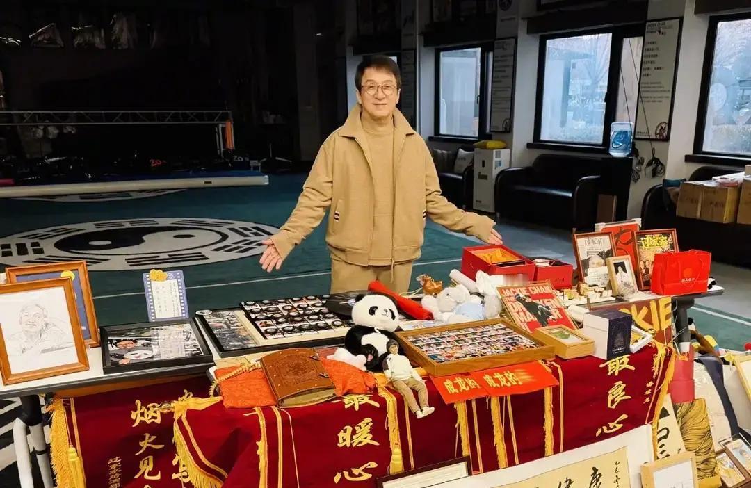 70岁还在跑路演，成龙把粉丝送的毛笔、剪纸、旧票根全晒出来。最扎眼的是那张90年