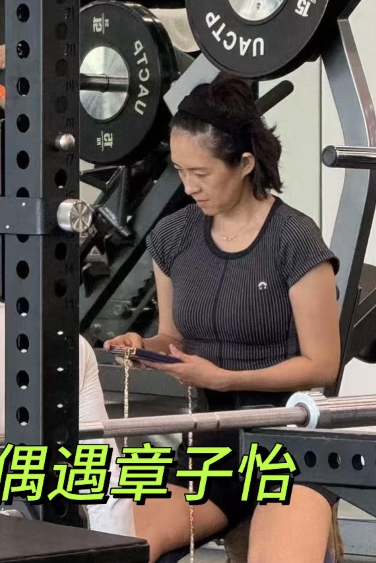47岁章子怡素颜现身健身房，脸很瘦很小身材却有点浮肿，她真的老了，皱纹多岁月痕迹