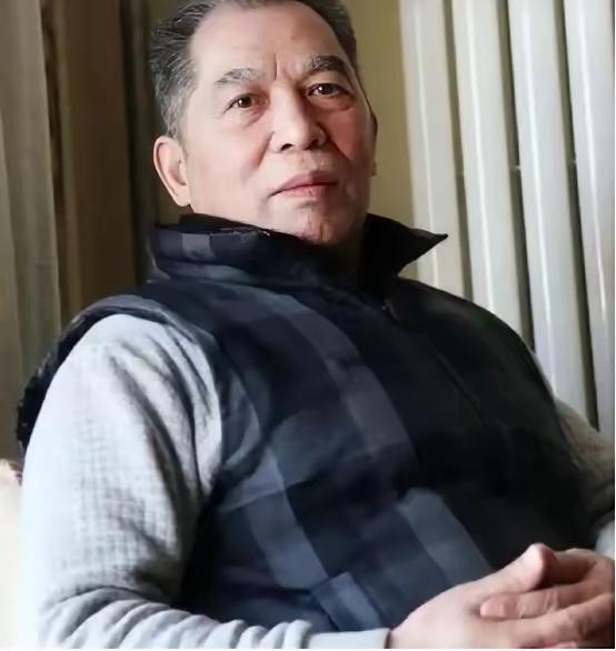 梁晓声说：“父亲先离开，和母亲先离开是不一样的。”父亲走了，只是没有了顶梁柱；可