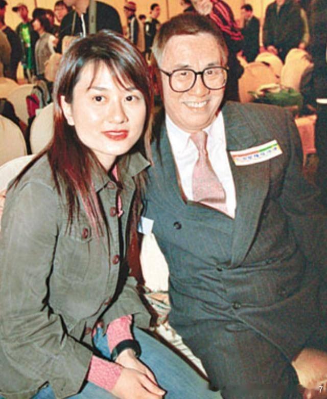 黄霑去世万人送别，亲生女儿却未现身：一代风流才子，终究难逃亲情的遗憾！2004年11月24日，香港一