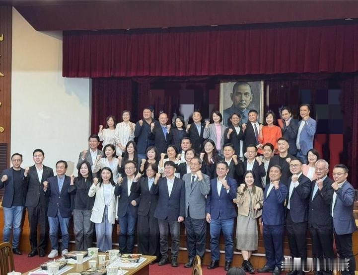 郑丽文当选国民党主席后，首份网络民调出炉，问了这个两问题，8.5万人参加投票，竟