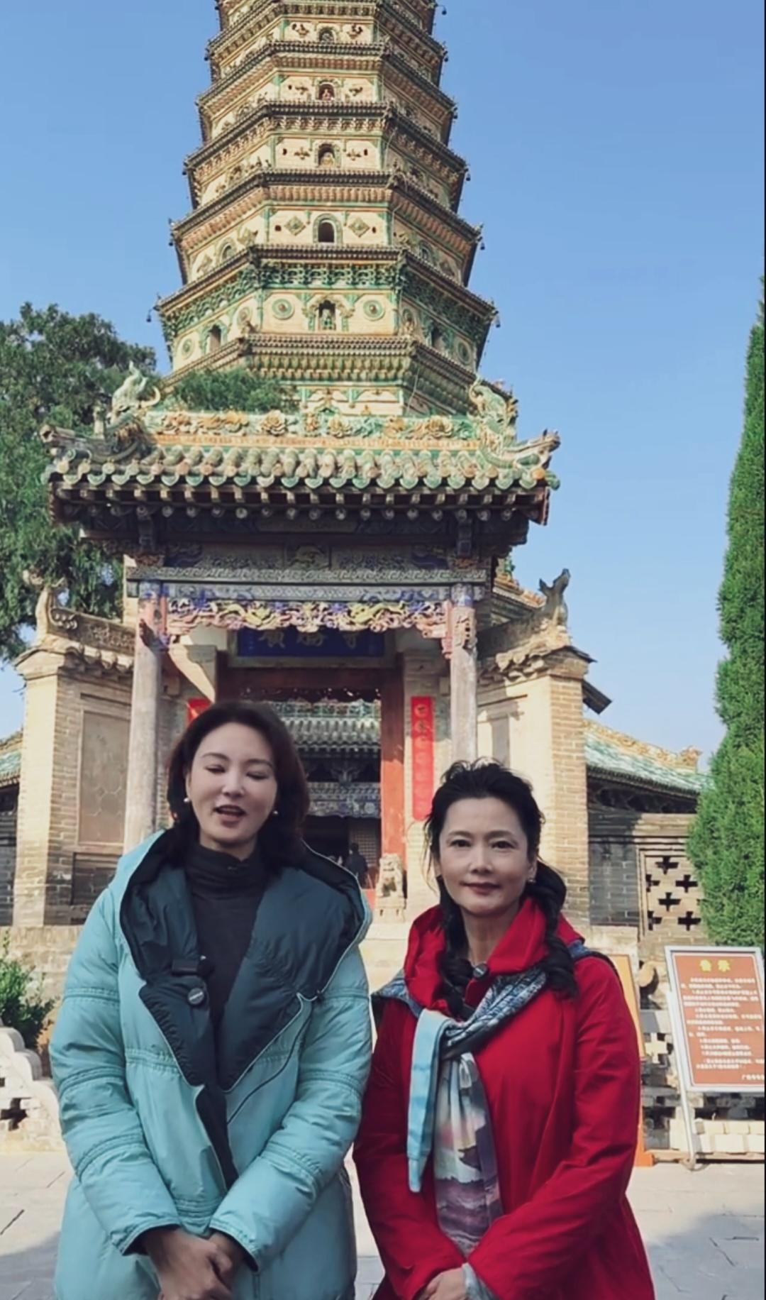 哇,我最喜欢的两位最有味道的美女竟然聚齐了!山西广胜寺前,两大美女,好养眼啊!刘