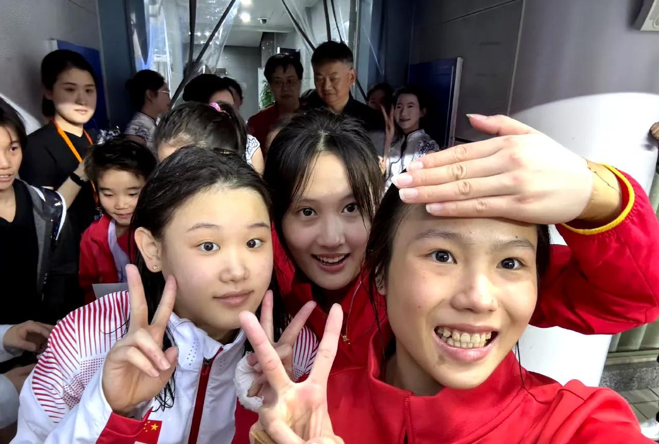 最近张家齐参加冠军赛的照片，和队友和陈芋汐和全红婵等人都合影了心态超级好。感觉