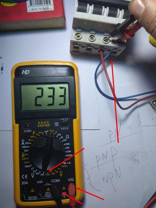 交流电路中万用表怎么测它的电压和电流?