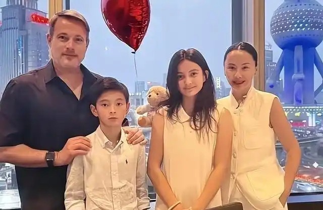 马雅舒晒全家福庆祝结婚16年，外国老公胖了不少显老，孩子是混血就是好看啊