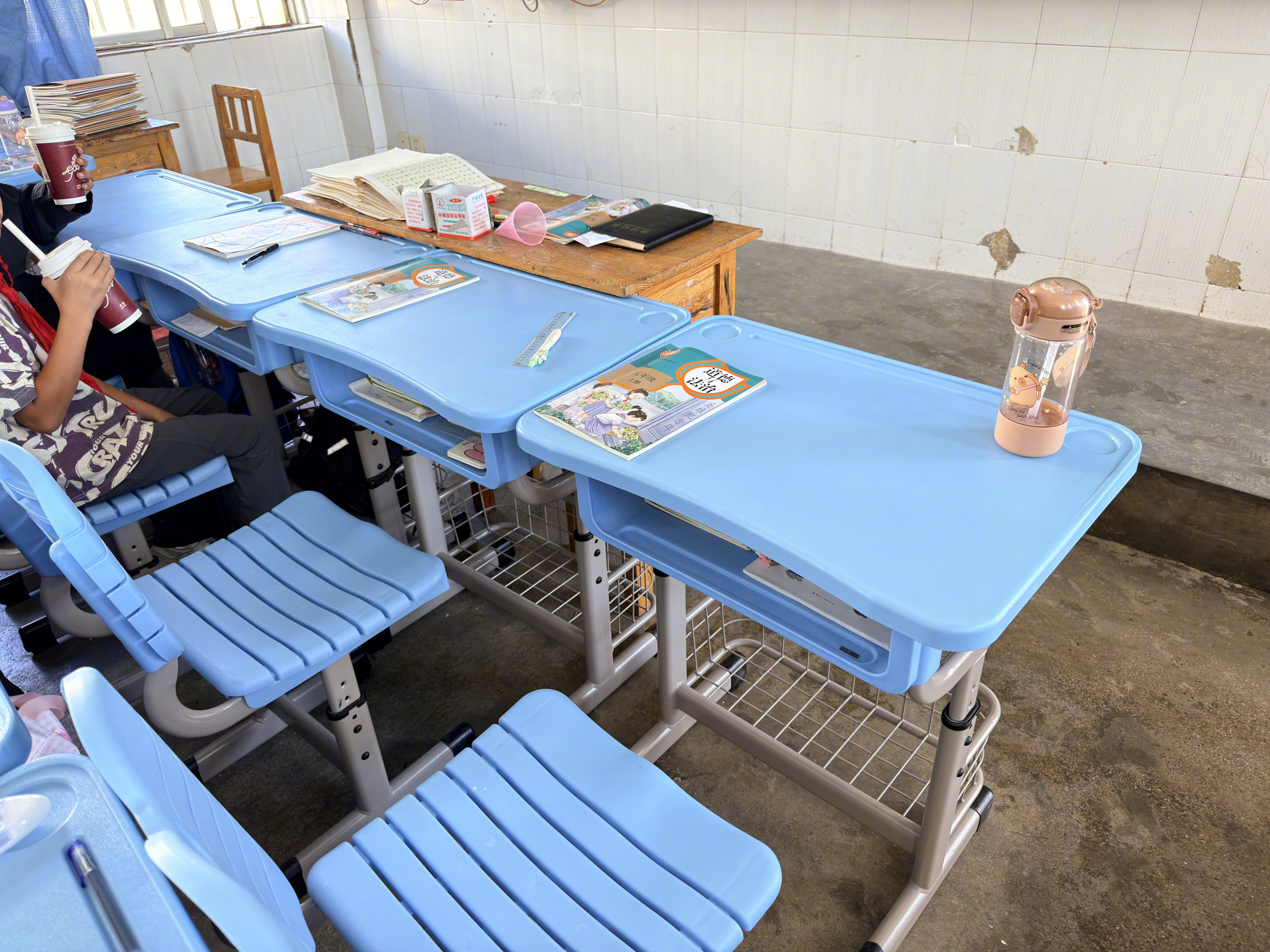 【#古茗公益项目为云南孩子换新桌椅#：让每一次落笔更安心，古茗“茗光计划”公益项