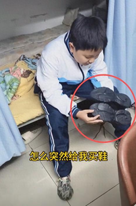 “65块买的鞋，儿子死活不穿”，一位妈妈在网上吐槽，自己给儿子买了一双鞋，本以为