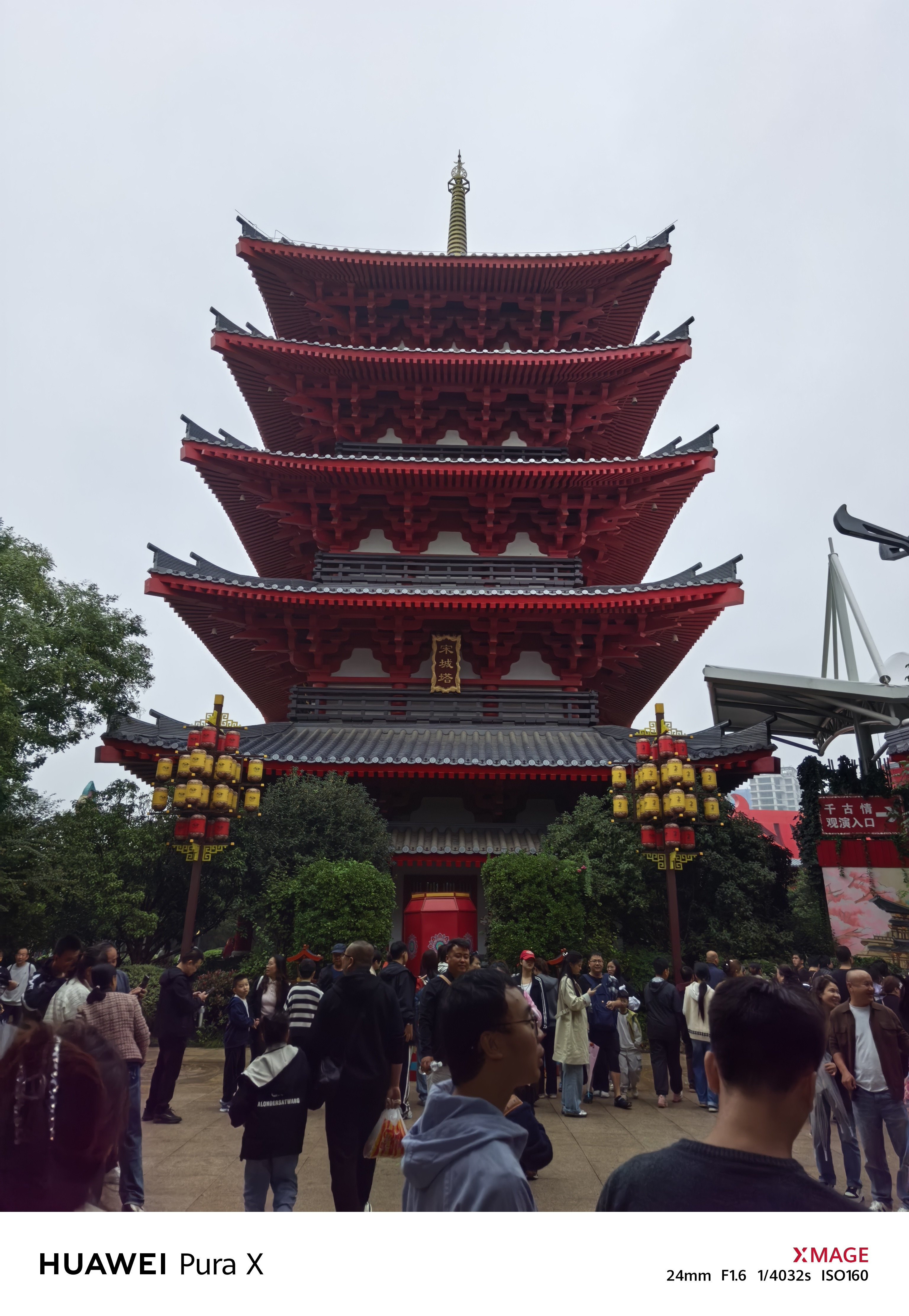 这两天西安一直下雨，大西安的户外项目基本没办法看了只能带着孩子看了两个演出，一个