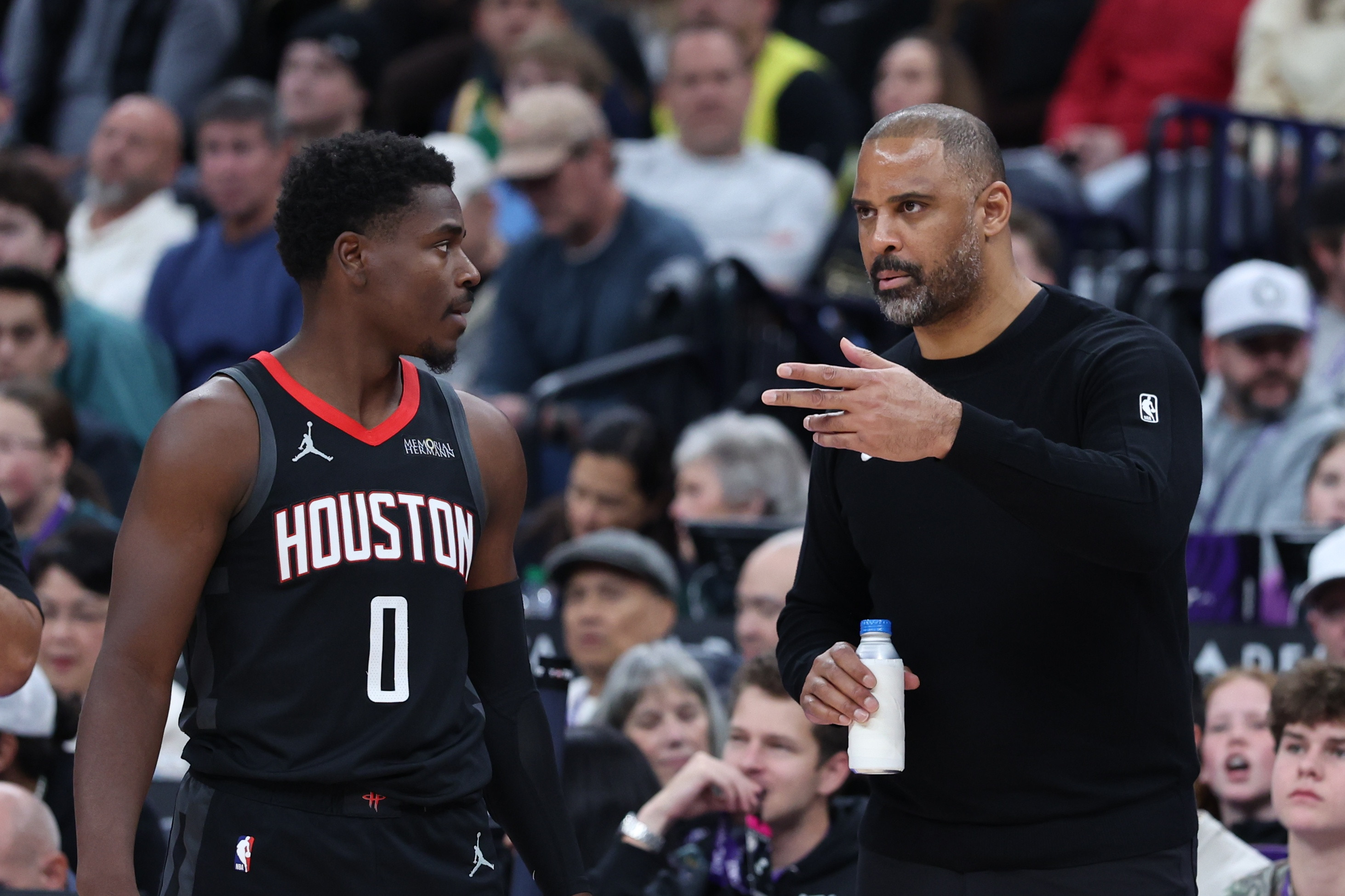 火箭队现在已经拿到了常规赛50胜，跟上赛季相比，火箭队只差两个胜场，未来还有三场